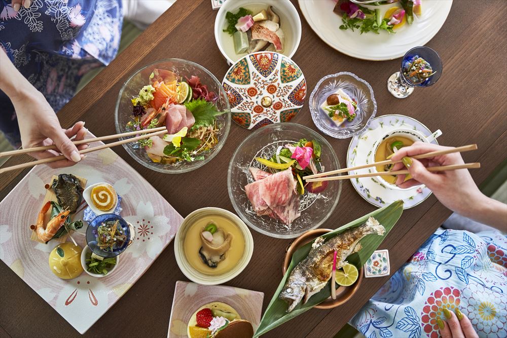 「AKARI et KAORI」夕食の一例。テーブルに並べられた色とりどりの料理を上から撮影。